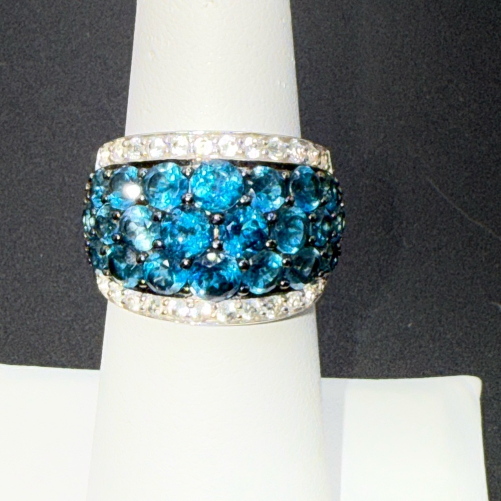 Elegant Blue and Silver Women's Ring Size 6 Beautiful
